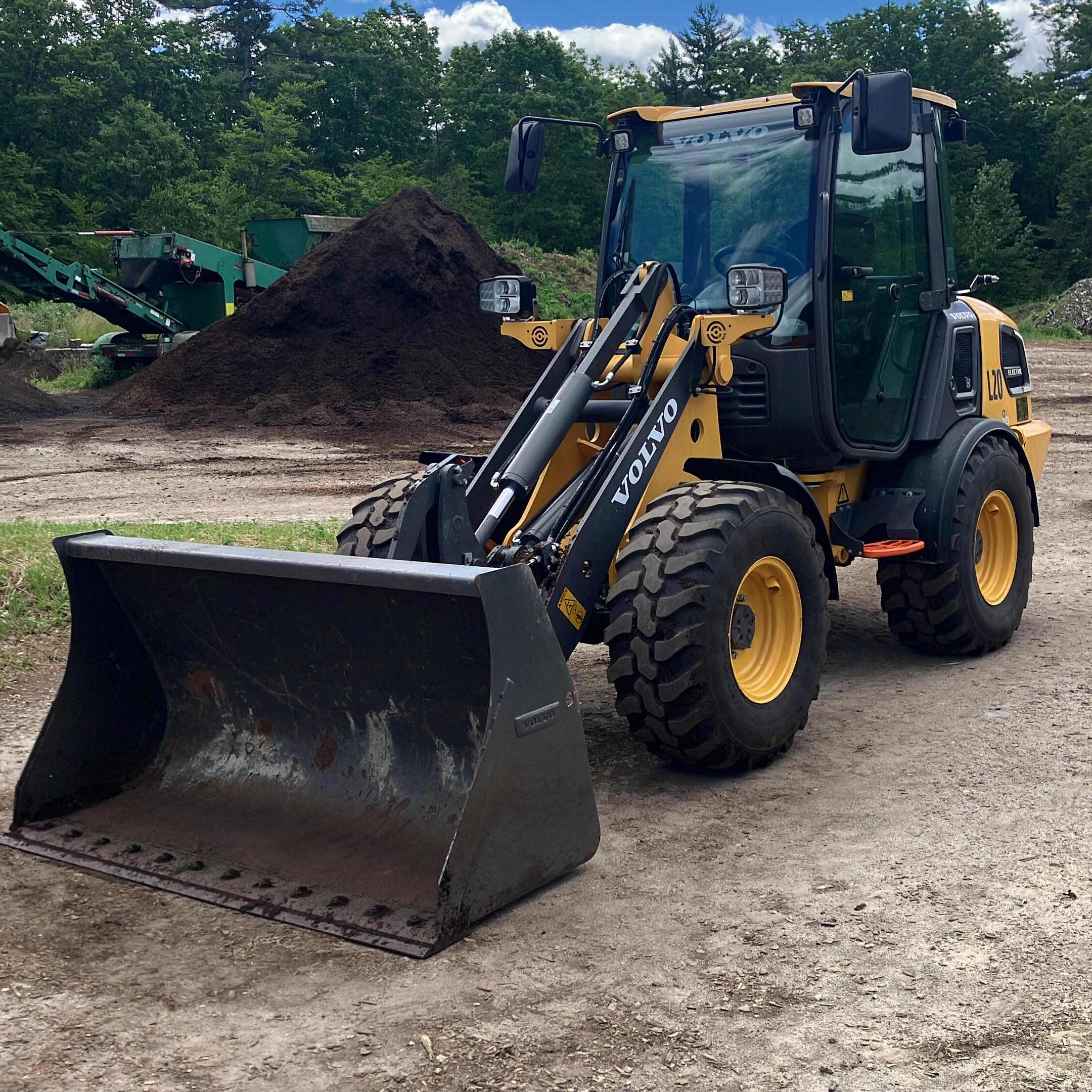 Exciting times here at Ideal! We got an electric loader! This little guy will be front line loading customers and our truck, bagging and being a useful, quiet addition to the fleet. Still need to get a couple of more buckets and some forks for it but they will come in time
